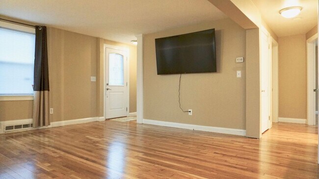 Foto del edificio - Rare 4 BD 1 Bath Single Family Home in Dow...