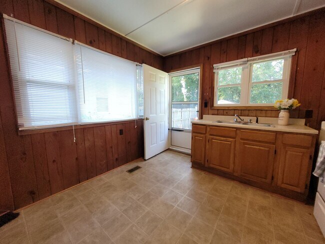 Foto del edificio - Cozy 2 Bed 1 Bath Cottage near Downtown El...