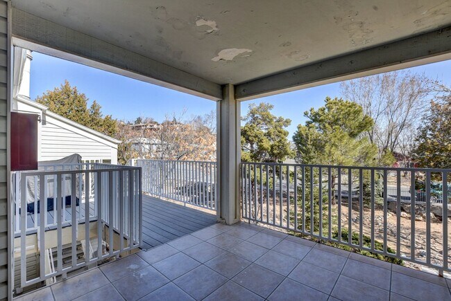 Foto del edificio - 2nd floor condo close to downtown!