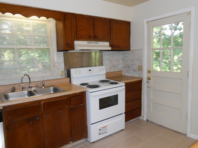 Kitchen - 139 E Hill St