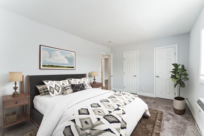 Disfrute de la máxima comodidad en Mid Island Apartments. Esta espaciosa habitación cuenta con una decoración moderna, amplio espacio de almacenamiento y un ambiente sereno, perfecto para relajarse. Mejore su experiencia de vida: ¡programe su visita hoy mismo! - Mid Island Apartments