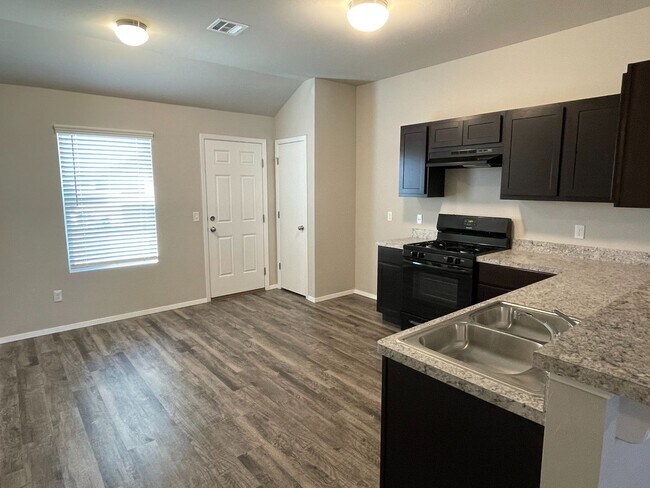 Building Photo - Wonderful Home in El Reno! 4 Bedrooms, 2 Bathroom