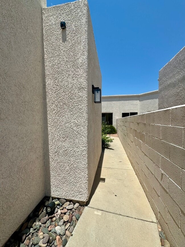 Building Photo - FOR RENT