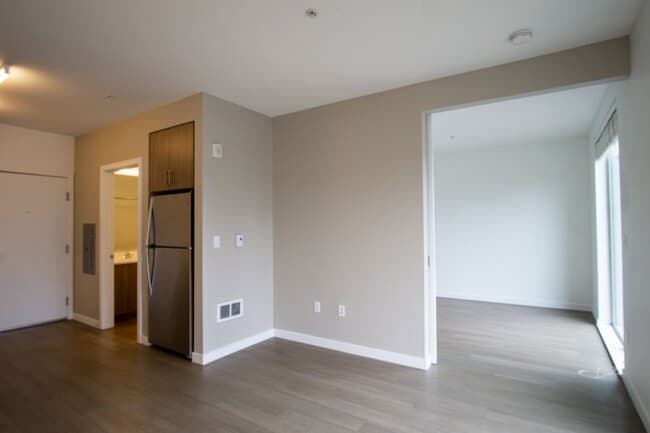 Building Photo - 3rd Floor Modern & Sleek 1Bdr w/Floor-to-C...