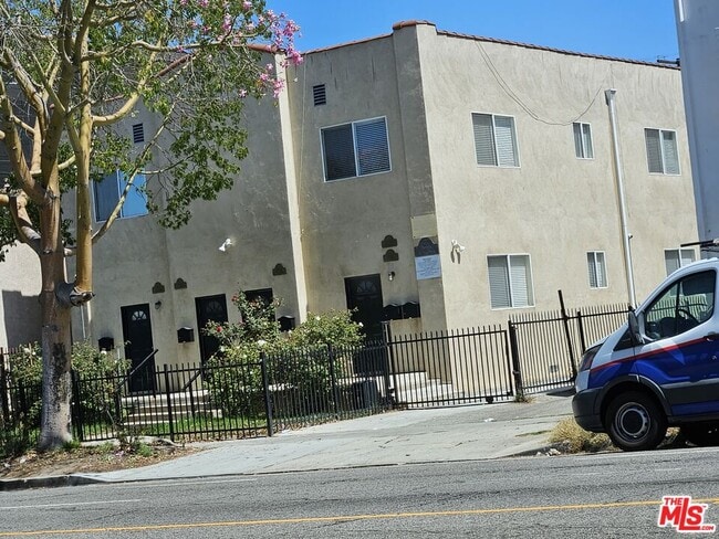 Building Photo - 1816 1/2 S La Brea Ave
