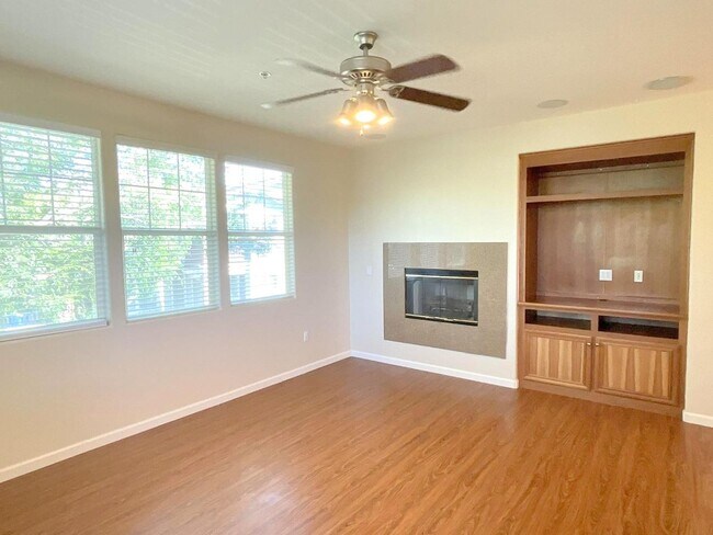Building Photo - 915 Joree Ln