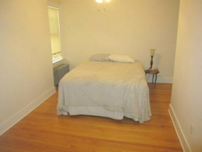 Building Photo - Spacious & Stylish 2BR Apartment - Prime W...