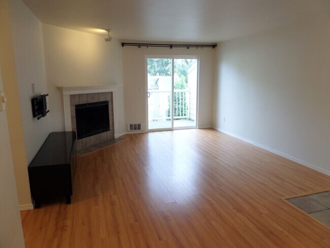 Building Photo - Cute 2-Bedroom Condo in Lovely Lakefront C...