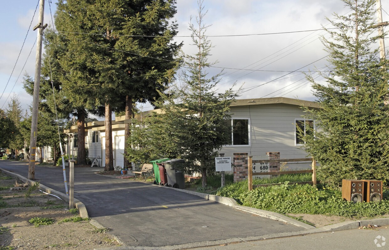 Primary Photo - 672-684 Cherry Way