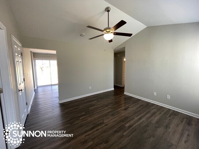 Building Photo - 3 Bed/2 Bath Close to I-485!