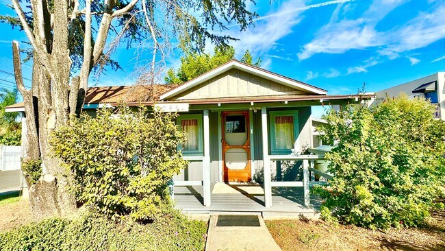 Foto del edificio - Darling Single Story Full Detached Guest H...