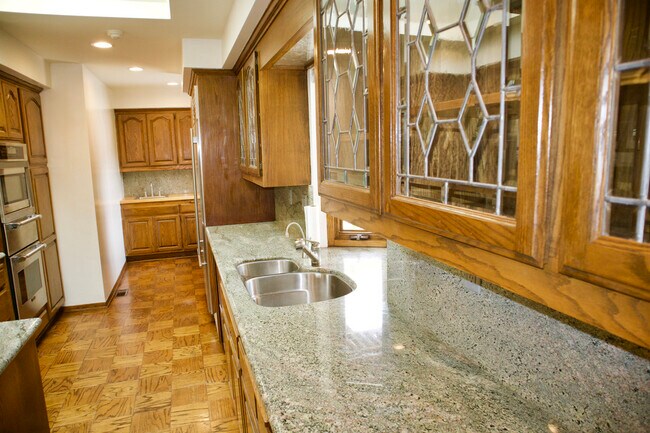 Building Photo - 6044 Mossbank Dr