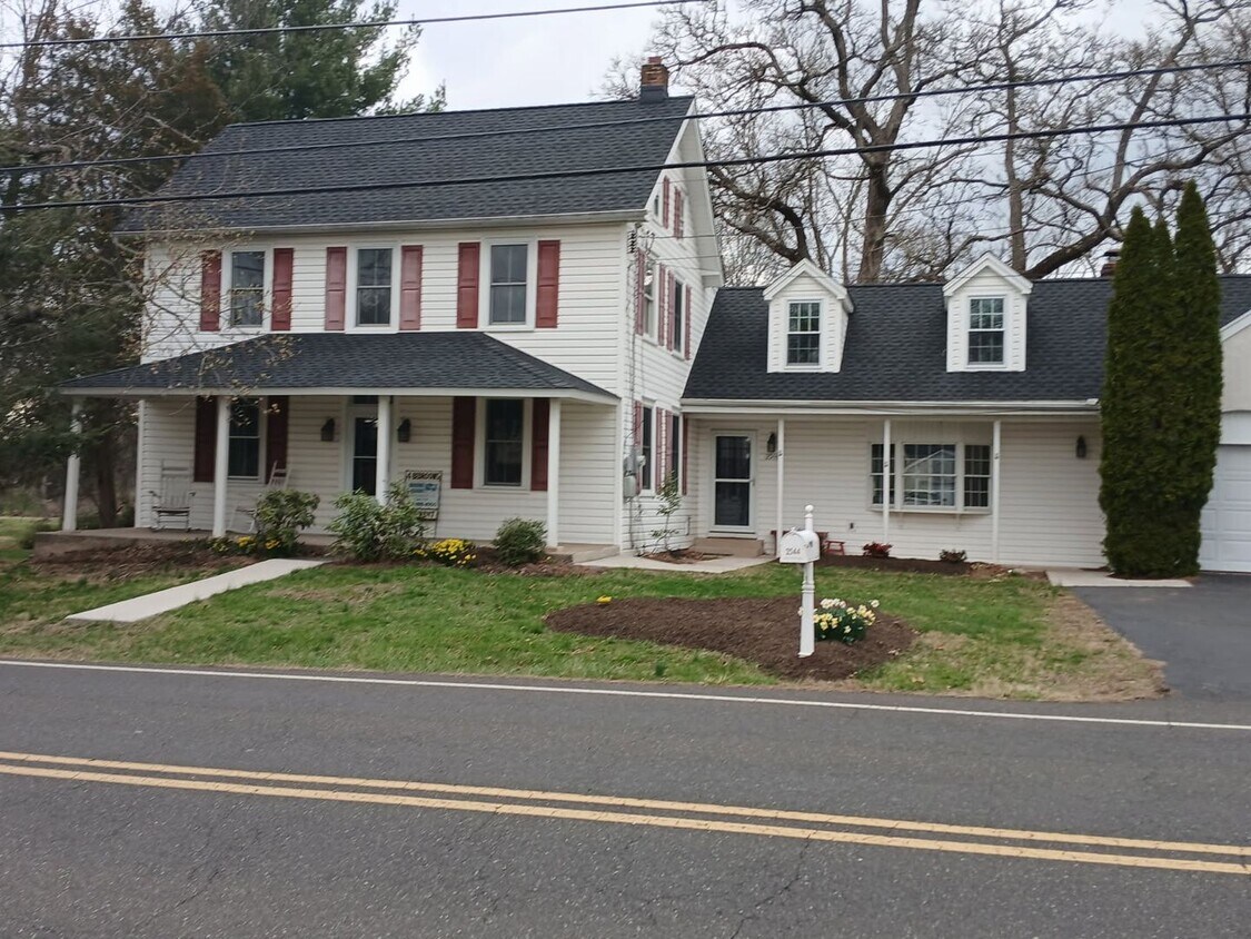 Foto principal - SPACIOUS RENOVATED FARMHOUSE AVAIL. FOR RENT!