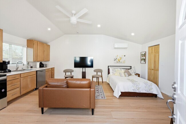 Building Photo - 7321 Kelvin Ave