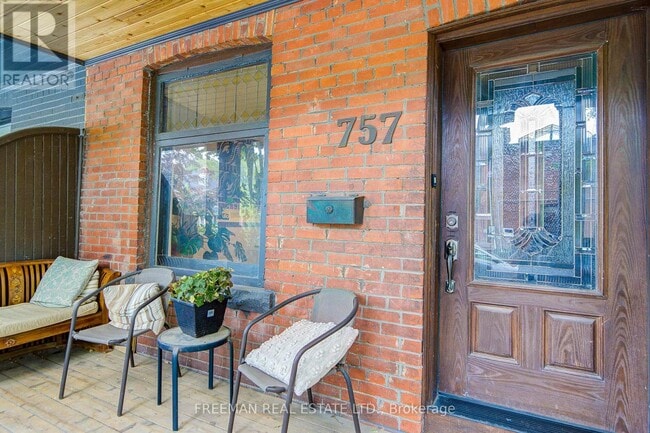 Photo du bâtiment - 757 Manning Ave