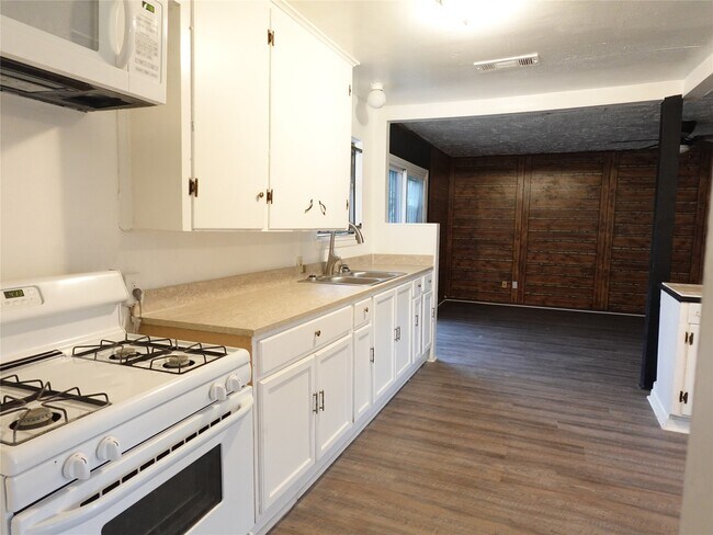 Foto del edificio - 8022 Woodlyn Rd
