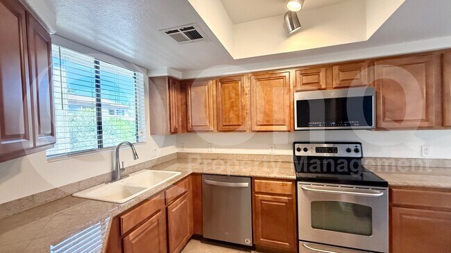 Building Photo - 4925 E Desert Cove Ave