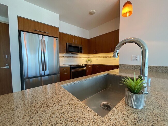 Building Photo - Keauhou PL - 2 bed, 2 bath, 2 assigned par...