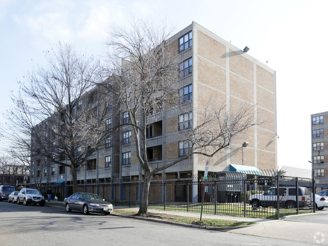 Foto del edificio - Potomac Gardens Apartments