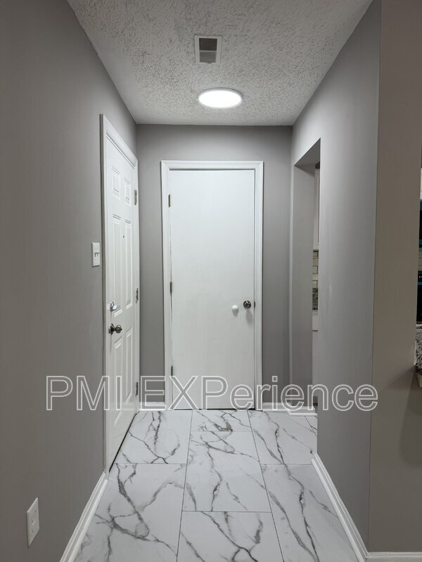 Foto del edificio - 2607 Camelback Ln