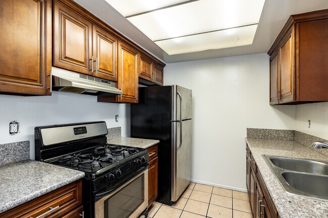 1BR, 1BA - 820SF - Kitchen - West Hollywood Vista Apartments