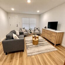 Building Photo - 5057 Ridglea Ln