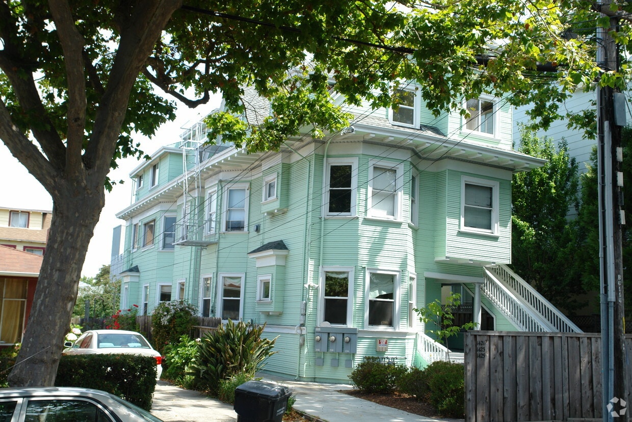 Primary Photo - 1423 Alcatraz Ave