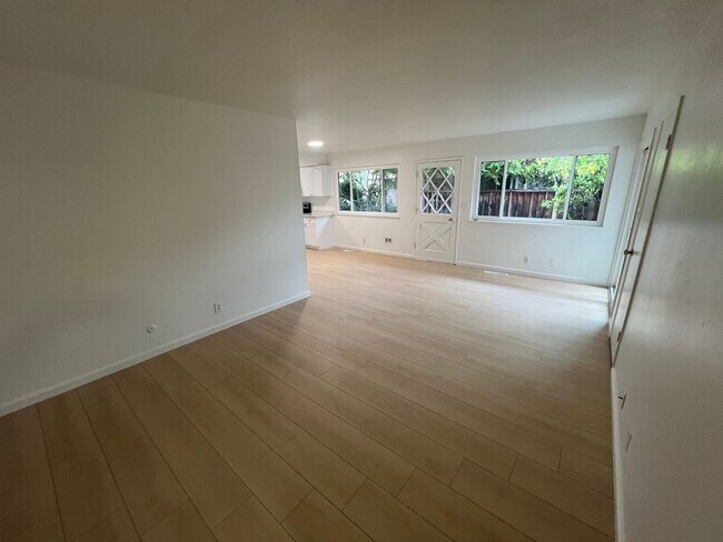 Building Photo - 2110-2112 Town & Country Lane