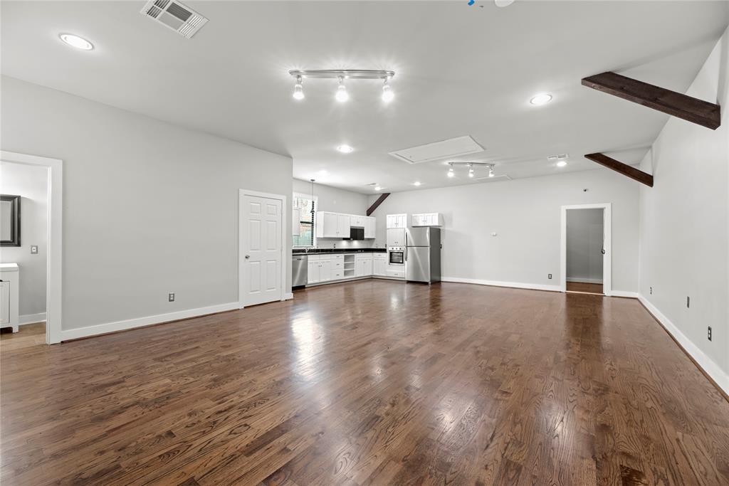Foto principal - 633 E 11th St