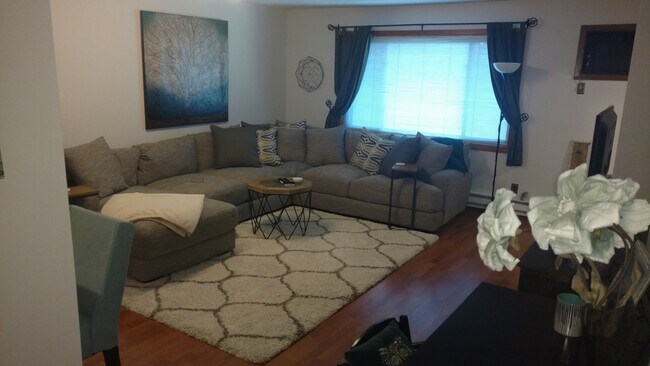 Foto del edificio - 2140 Ridge Dr