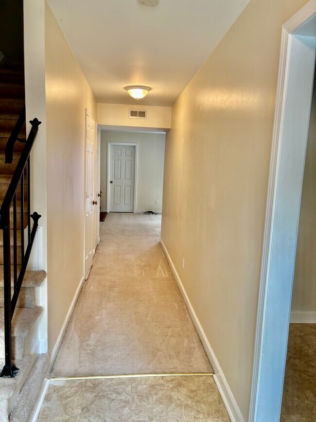 Foto del edificio - 3 bedroom / 1.5 bathroom townhome- Courtho...