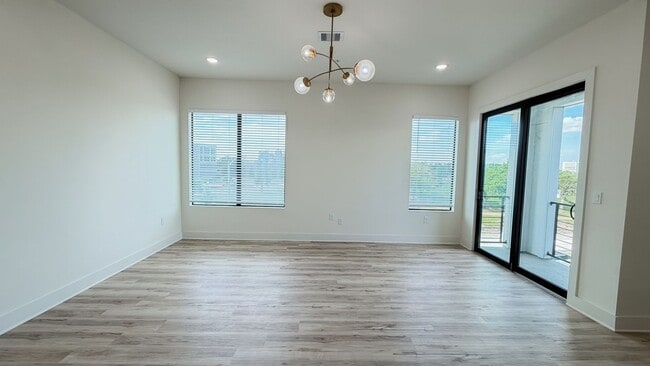 Building Photo - Luxury 2-Bed, 2-Bath @ University Oaks!