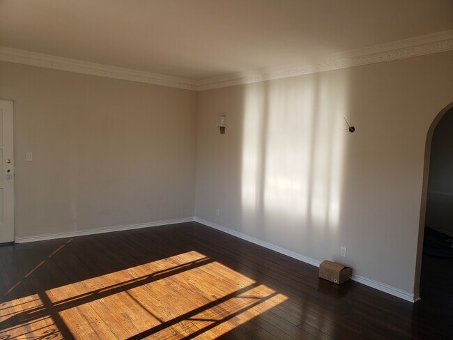 Building Photo - 1047 S Orange Grove Ave