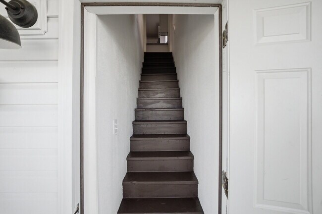 Foto del edificio - GORGEOUS REMODELED 1 BEDROOM APARTMENT IN HISTORIC PORT NORFOLK!