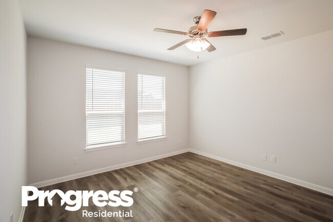 Foto del edificio - 9132 Golden Hollow Ln