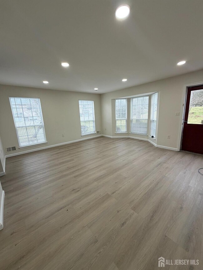 Foto del edificio - 32 Columbus Dr