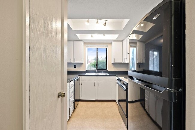 Building Photo - Light & Airy 2-Bedroom Tumwater Apartment with Pool, Covered Parking & Full-Size W/D