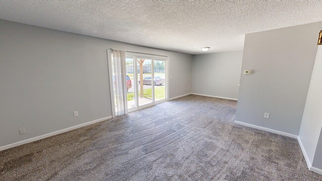 2BR, 2BA - 985 SF - Living Room - Fountainview East Apartments