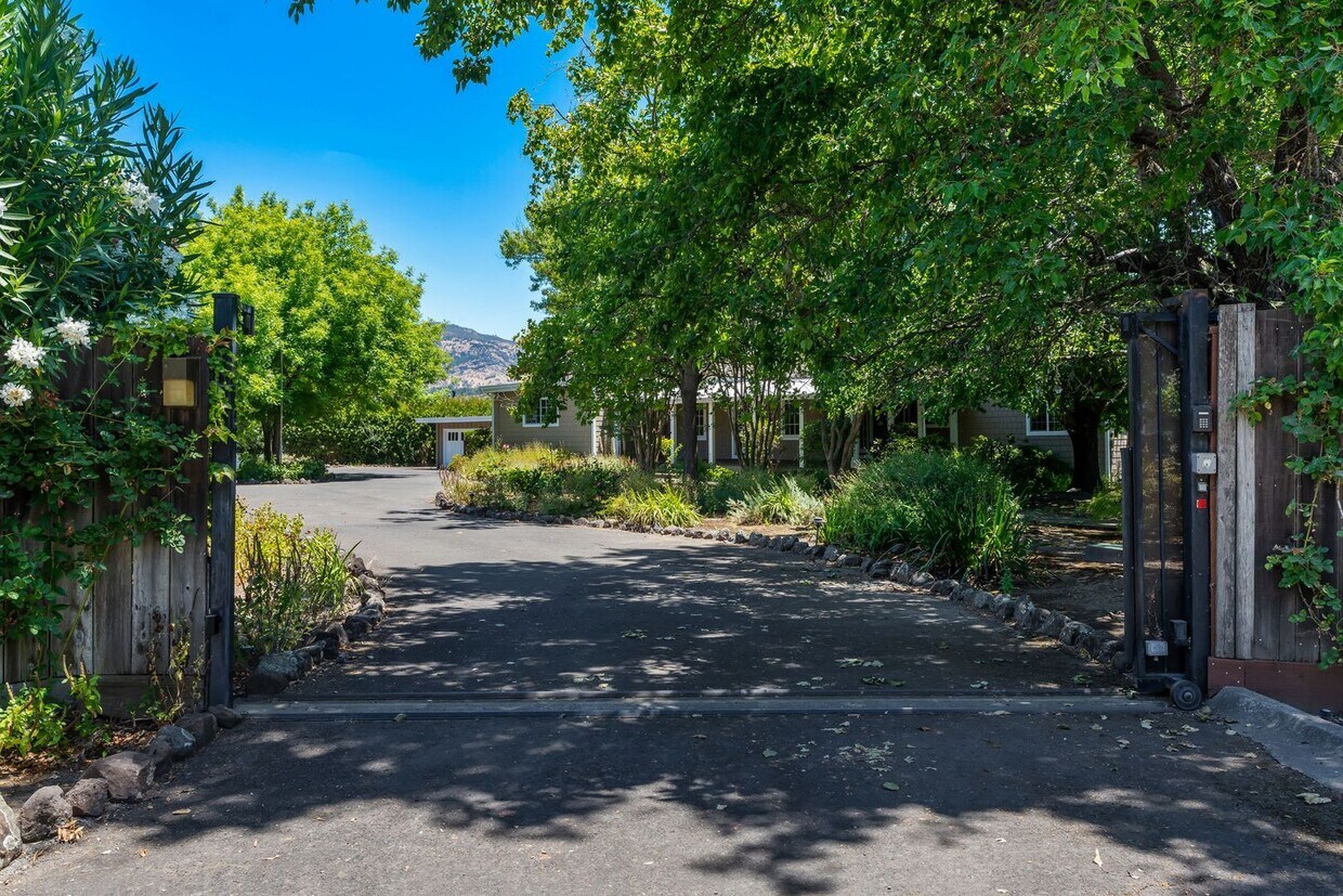 Primary Photo - 5 Bed 4 Bath Gated Home Near The Heart Of ...