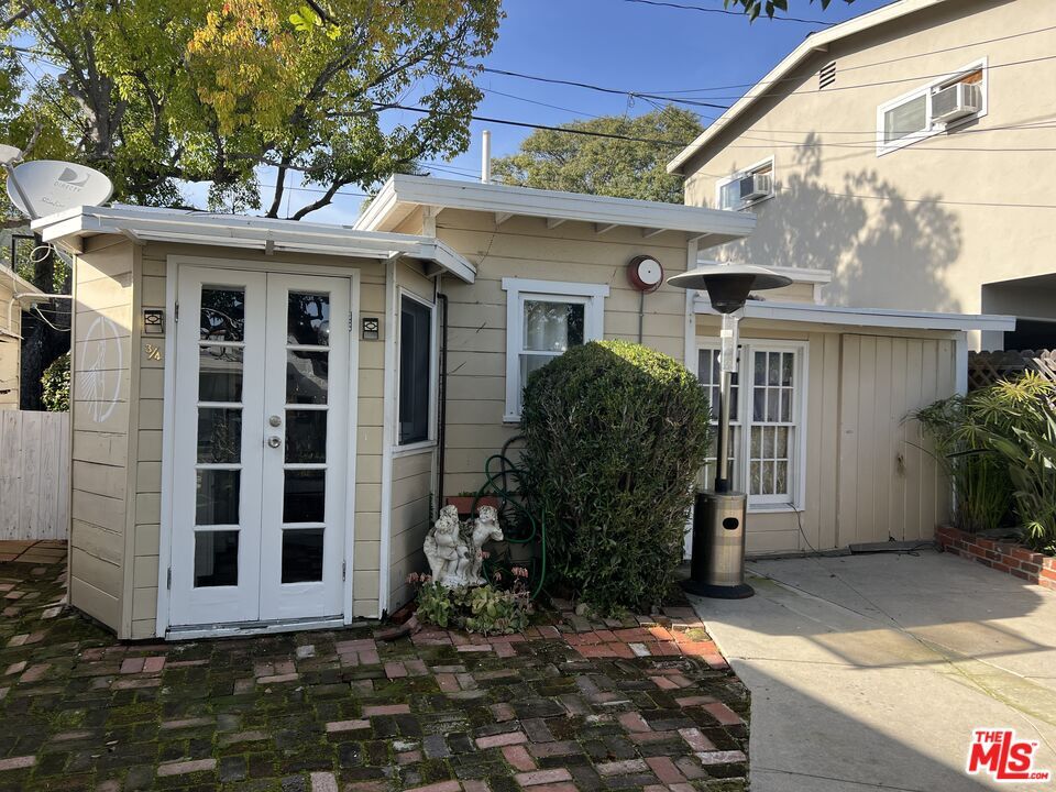 Foto principal - 8977 3/4-8974 Keith Ave