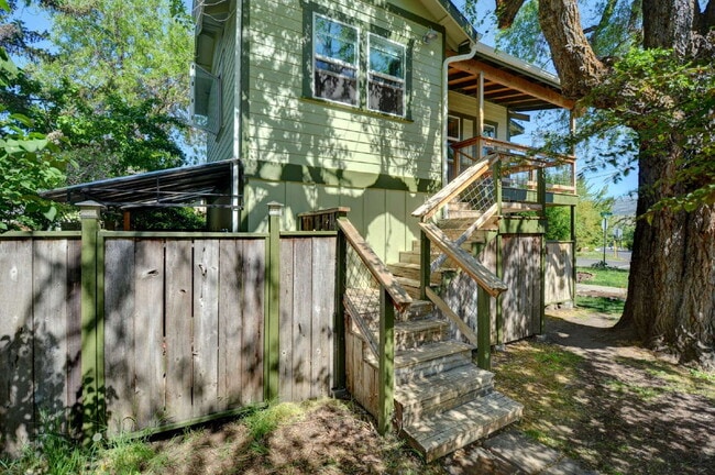 Foto del edificio - 393 N Laurel St