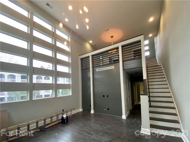 Building Photo - 420 Queens Rd