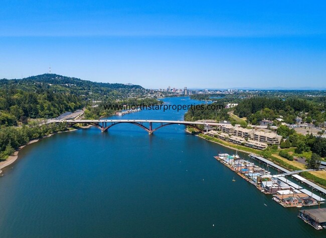 Building Photo - Stunning Riverfront Townhome in Sellwood