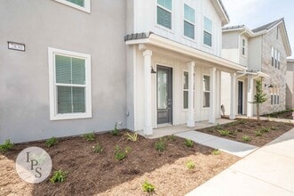 Building Photo - 2830 E Tamarind Dr
