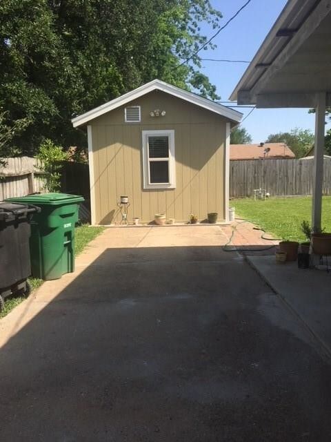 Building Photo - 5419 Bobolink St