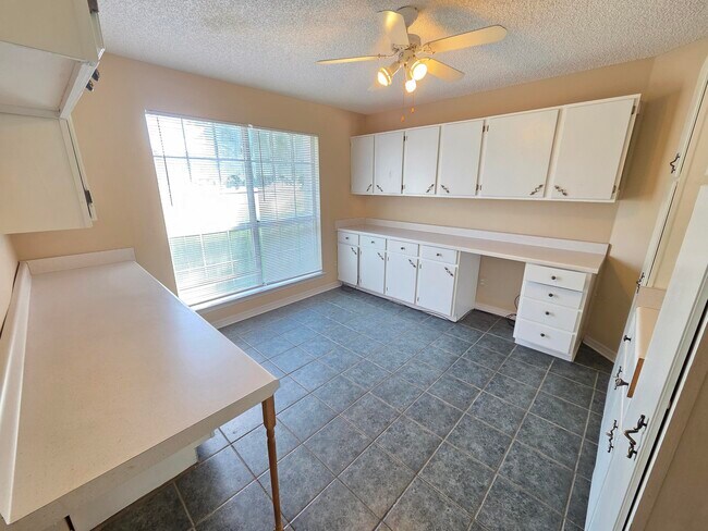 Foto del edificio - 7436 Woodmont Rd