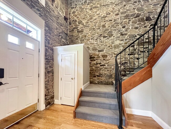 Building Photo - Historic River Condo