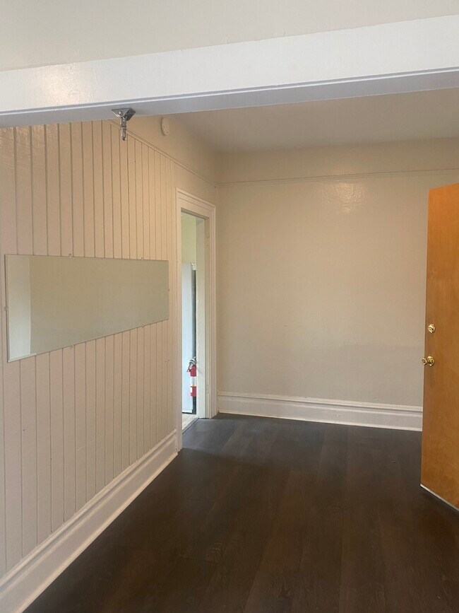 Foto del edificio - 102 Parkwood Drive, Unit 405-Unit 2