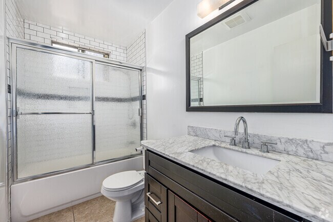 1 habitación, 1 baño - 800 pies cuadrados - Baño - 4565 Oakwood Ave