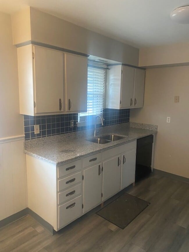 Building Photo - Amazing 4 bedroom Capecod